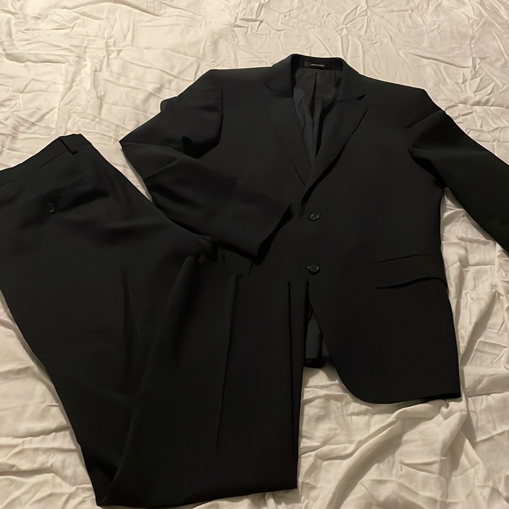 BLACK HUGO BOSS SUIT - Like New Jacket and Pants - 40R (34waist)
